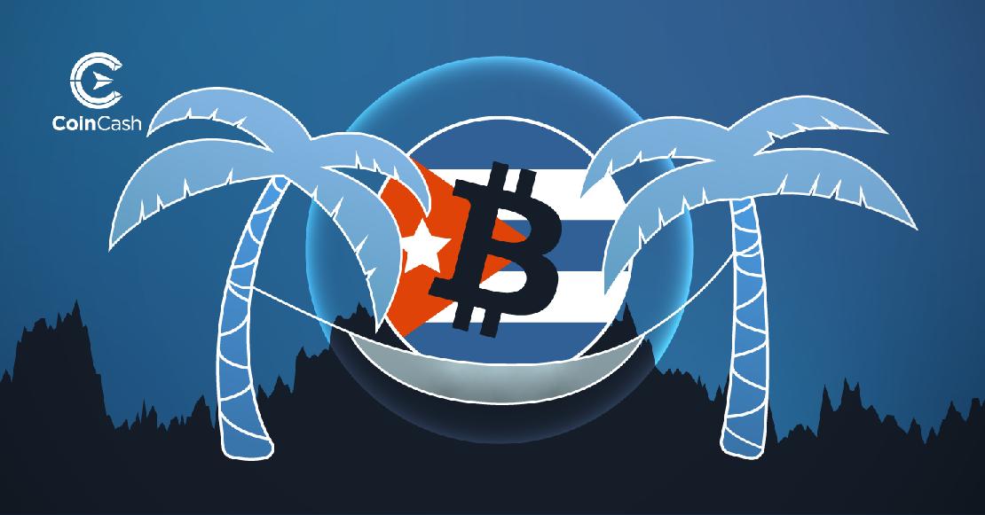 Pálmafák között kifeszített függőágy, benne Kuba zászlaján a Bitcoin logója